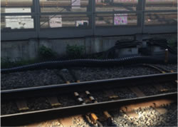 難燃タイプの大口径（300）、大容量の両割型ケーブル保護管、ケーブルを一括して収納